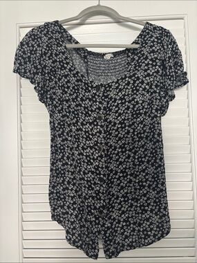 JODIFL Navy and White Ditsy Floral Button-Front Flutter Blouse